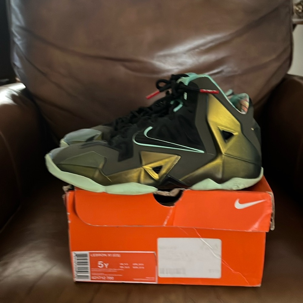 LeBron XI (GS) kid sneakers in a size 5y